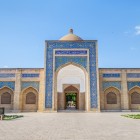 Il portale d’ingresso al complesso di Bakhouddin Naqshband, incorniciato da maioliche blu e nicchie ad arco, introduce a uno dei santuari più venerati dell’Asia centrale.