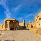 Tra portici, vasche e mausolei in mattoni, la Necropoli di Chor Bakr svela i suoi cortili silenziosi, custodi della memoria e della spiritualità di Bukhara.