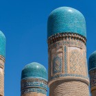 Le quattro torri della Madrasa Chor Minor, decorate con motivi sempre diversi e cupole turchesi, regalano al visitatore uno dei profili più originali di Bukhara.
