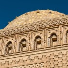 La cupola emisferica del Mausoleo di Ismail Samani corona il volume cubico: raccordata da trombe angolari, esprime l’equilibrio dell’architettura samanide del X secolo a Bukhara.