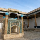 Nel complesso di Bahauddin Naqshband si incontrano più Saho-khona: piccoli padiglioni ad archi e cupole turchesi, legati all’acqua sacra e alla devozione.
