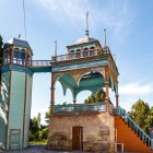 Il padiglione-belvedere del Palazzo Sitorai Mokhi Khosa, accanto all’harem, unisce logge lignee, archi turchesi e una torre, evocando la vita estiva dell’ultimo emiro di Bukhara.