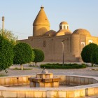 Tra i giardini di Bukhara, il Mausoleo Chashma Ayub si distingue per la successione di cupole e la copertura conica, legata alla leggenda della Fonte di Giobbe.