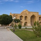 Il Mausoleo di Bakhouddin Naqshband, immerso nei giardini, accoglie pellegrini e visitatori in uno dei luoghi più venerati e spirituali dell’Asia centrale.