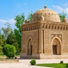 Il Mausoleo di Ismail Samani, capolavoro del IX-X secolo, affascina con intrecci geometrici in mattoni cotti che cambiano aspetto seguendo la luce del giorno.