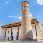Il Minareto di Kasri Orifon, costruito nel XVIII secolo, si distingue per gli intrecci in mattoni e la lanterna a otto archi, custode silenzioso del santuario sufi.