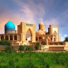 La Necropoli di Chor Bakr emerge tra giardini e antiche vasche: cupole turchesi, portali monumentali e cortili raccontano la spiritualità della storica Bukhara.