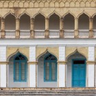 La facciata del Palazzo Sitorai Mokhi Khosa alterna logge ad arco, colonne e infissi turchesi, fondendo stile orientale e gusto europeo nella residenza dell’emiro.