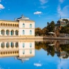 Il Palazzo Sitorai Mokhi Khosa, residenza estiva dell’ultimo emiro, unisce eleganza orientale e influenze russe, riflettendosi nei giardini della Bukhara reale.