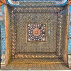 Nel Mausoleo di Bahauddin Naqshband, soffitti lignei intagliati e dipinti con stelle, geometrie e fiori rivelano l’eleganza dell’arte tradizionale uzbeka.