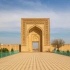 Il portale di Rabat-i Malik, ornato da terracotta scolpita, custodisce la memoria dell’antico caravanserraglio che accoglieva mercanti e carovane lungo la Via della Seta.