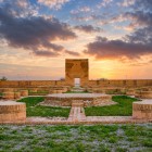 Tra le rovine di Rabat-i Malik, il portale ricorda le carovane della Via della Seta; la vicina sardoba custodiva l’acqua necessaria a mercanti, viaggiatori e animali in viaggio.