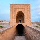 La sardoba di Rabat-i Malik conduce il visitatore nella cisterna sotterranea che conservava acqua fresca per mercanti, viaggiatori e animali lungo l’antica Via della Seta.