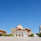 A Gijduvan, il complesso di Al Gijduvani accoglie il viaggiatore tra cupole, porticati lignei e giardini, custode della memoria del maestro sufi lungo l’antica Via della Seta.