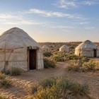 Vicino al Lago Aydarkul, le tradizionali yurte accolgono il viaggiatore nel silenzio del deserto: un’esperienza autentica tra natura, ospitalità uzbeka e cultura nomade.