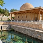 A Nurata, la Moschea Juma si affaccia sulla sorgente sacra Chashma: la grande cupola e il porticato in legno raccontano la spiritualità di questo antico luogo di pellegrinaggio.