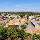 Dall’alto, il complesso Chashma emerge nel cuore verde di Nurata: moschee, cupole e cortili sacri raccontano la storia spirituale di questa antica oasi uzbeka.