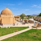 A Nurata, il complesso Chashma riunisce la Moschea Juma, la sorgente sacra e raccolti giardini: un luogo di pellegrinaggio che racconta la spiritualità dell’Uzbekistan.