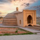 La sardoba di Rabat-i Malik, con cupola in mattoni e portale ogivale, custodiva al fresco l’acqua destinata a mercanti, viaggiatori e animali in viaggio lungo la Via della Seta.