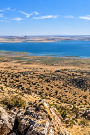 Dall’alto appare l’Aydarkul, una distesa d’acqua sorprendente ai margini del Kyzylkum. Il contrasto con le montagne aride rende il panorama ancora più suggestivo.