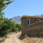Camminando per Ukhum, seguendo sentieri sterrati tra case e muretti di pietra, si scopre l’architettura semplice del villaggio ai piedi dei Nuratau.  