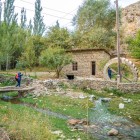 Sui monti Nuratau, vicino ad Asraf, il sentiero costeggia un ruscello e un antico mulino ad acqua: un paesaggio rurale che racconta la vita autentica dei villaggi uzbeki.