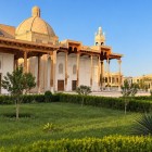 La mahalla Kurgon racconta l’anima di Gijduvan tra moschee, case tradizionali e botteghe artigiane, vicino al mercato Bozori Kaymak e allo storico Tosh Hammom del XV secolo.