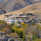 Tra i pendii aridi dei Nuratau appare Ukhum, raccolto intorno a case di pietra e terra. Alberi e orti seguono l’acqua, creando una piccola oasi montana.