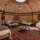 All’interno della yurta di Aydarkul, la struttura lignea, i letti e lo Shyrdak fatto a mano, tipico tappeto in feltro, raccontano la tradizione nomade dell’Asia Centrale.