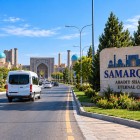 Samarcanda accoglie il viaggiatore con le sue architetture decorate e i richiami alla Via della Seta, anticipando la straordinaria visita prevista per il giorno seguente.