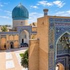 Dal cortile appare la celebre cupola scanalata turchese, elemento simbolo del Gur-e Amir, che domina il mausoleo dove riposano Tamerlano e membri della dinastia timuride.