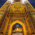Avvicinandosi al mausoleo, il portale rivela la raffinatezza dell'arte timuride, tra mosaici, motivi floreali e geometrie che incorniciano l'accesso al complesso.