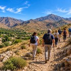 Il sentiero sale gradualmente verso le colline dei Nuratau. Il villaggio resta alle spalle e il paesaggio diventa più aperto, silenzioso e dominato dai rilievi.
