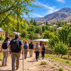 Lasciate le case di Ukhum, il sentiero si inoltra nella valle. Inizia una camminata di circa 7 km tra piccoli campi, alberi e montagne ancora poco frequentate.