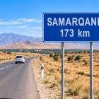 Il viaggio prosegue verso Samarcanda, distante circa 173 km. La strada attraversa l'entroterra uzbeko avvicinandosi a una delle grandi città della Via della Seta.