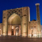 La visita inizia dalla Madrasa di Ulugbek, la più antica del Registan: edificata nel XV secolo, fu un importante centro di studio legato al sovrano e astronomo Ulugbek.