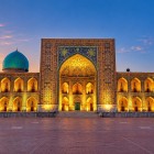 Il percorso prosegue verso la Madrasa Tilla-Kori, costruita nel XVII secolo per completare il Registan. Il complesso univa la funzione di madrasa a quella di moschea.