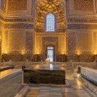Nel cuore del Gur-e Amir si trovano i cenotafi di Tamerlano e della sua famiglia. La celebre lastra scura indica simbolicamente la sepoltura del grande condottiero.