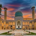 Il grande portale introduce al Gur-e Amir, mausoleo dinastico dei Timuridi: maioliche, motivi geometrici e iscrizioni anticipano la ricchezza decorativa del complesso.