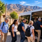 Nel pomeriggio si saluta Ukhum e si parte in minibus verso Samarcanda. Le case del villaggio e i Nuratau accompagnano gli ultimi istanti nella valle.
