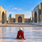 Entrando nella piazza si percepiscono le proporzioni monumentali del Registan, racchiuso dalle madrase di Ulugbek, Sher-Dor e Tilla-Kori, costruite tra il XV e il XVII secolo.