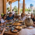 Dopo la visita al Registan, il percorso concede una pausa per il pranzo in ristorante, tra piatti della cucina uzbeka e un momento conviviale prima di proseguire alla scoperta di Samarcanda.