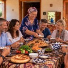 Rientrati alla guesthouse dopo la camminata, la giornata si conclude con la cena preparata dai proprietari, un momento autentico di ospitalità e vita familiare uzbeka.
