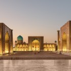 Dopo cena, chi lo desidera può tornare in Piazza Registan per una passeggiata facoltativa: illuminata nella sera, la piazza rivela un’atmosfera ancora più suggestiva.