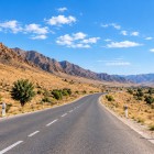 La strada lascia il villaggio e attraversa i paesaggi dei Nuratau, tra montagne aride, vallate e lunghi rettilinei che introducono il viaggio verso Samarcanda.