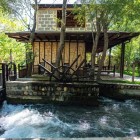 Tra alberi e corsi d’acqua appare la cartiera tradizionale di Konighil, dove la forza dell’acqua aziona ancora i meccanismi impiegati nelle diverse fasi della lavorazione.