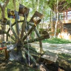 La grande ruota ad acqua introduce al processo artigianale della carta di Samarcanda, prodotta secondo tecniche ispirate alla tradizione che rese celebre la città lungo la Via della Seta.
