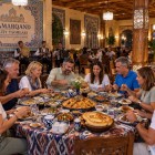 Conclusa la giornata di visite, il gruppo si ritrova per la cena in un ristorante tipico di Samarcanda, tra specialità uzbeke e un momento conviviale prima del rientro in hotel.