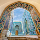 Da vicino emergono mosaici, iscrizioni e motivi geometrici in infinite tonalità di blu: dettagli che fanno di Shakhi Zinda uno dei massimi esempi dell'arte decorativa di Samarcanda.
