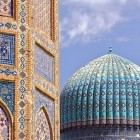 La visita permette di osservare da vicino maioliche, mosaici e motivi geometrici: una ricchezza decorativa che trasformava l'architettura in espressione del prestigio timuride.